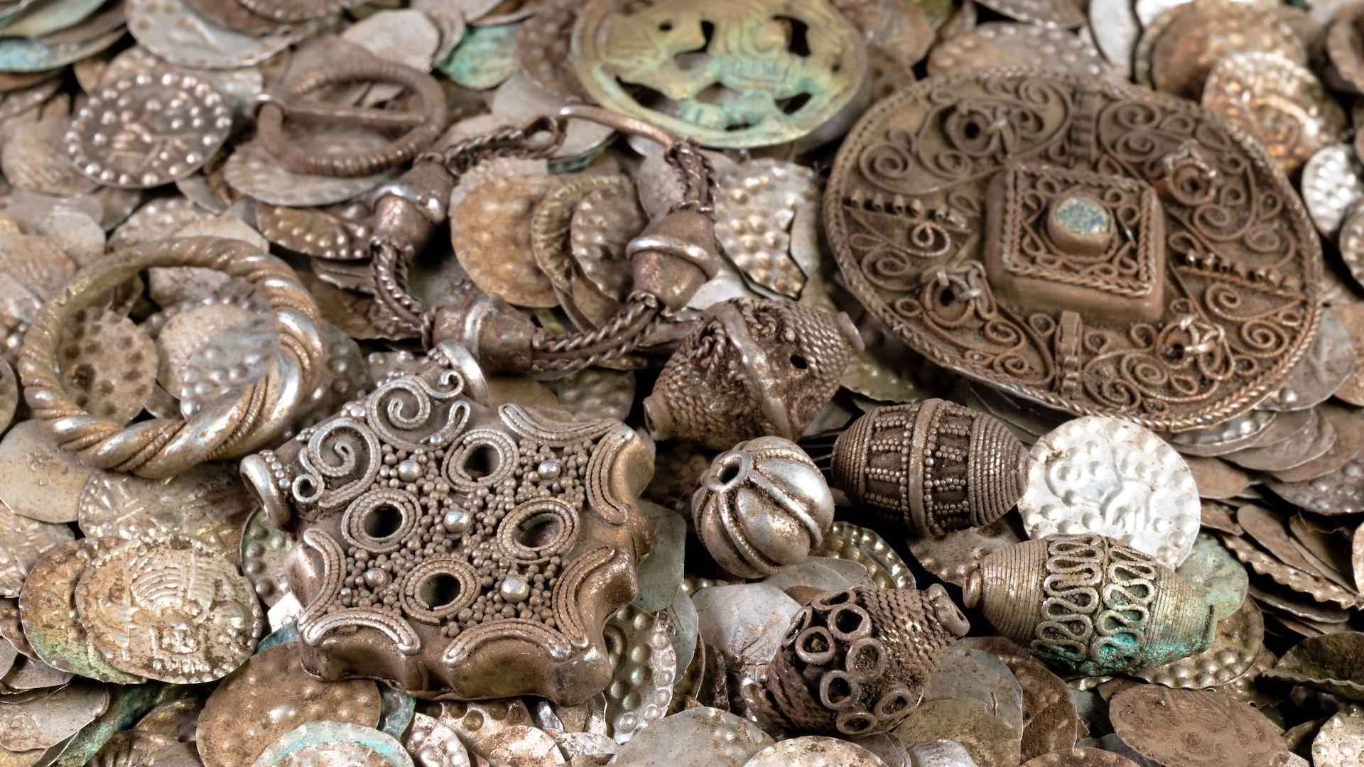LiveScience: "Up to 20,000 coins from Early Middle Ages discovered by man digging for worms near Stockholm"