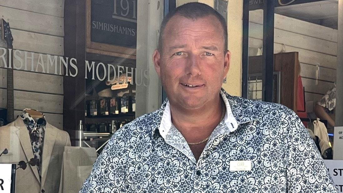 Satt i telefonkö i en timme – fakturerade företaget för tortyr - P4 Kristianstad