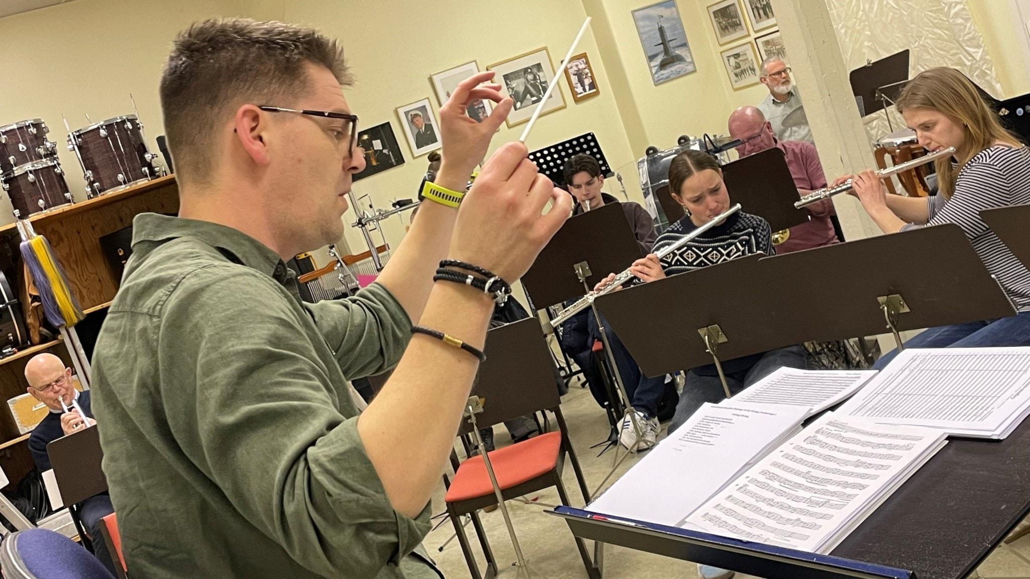 Hemvärnets musikkårer får nya instrument av försvaret | Sveriges Radio