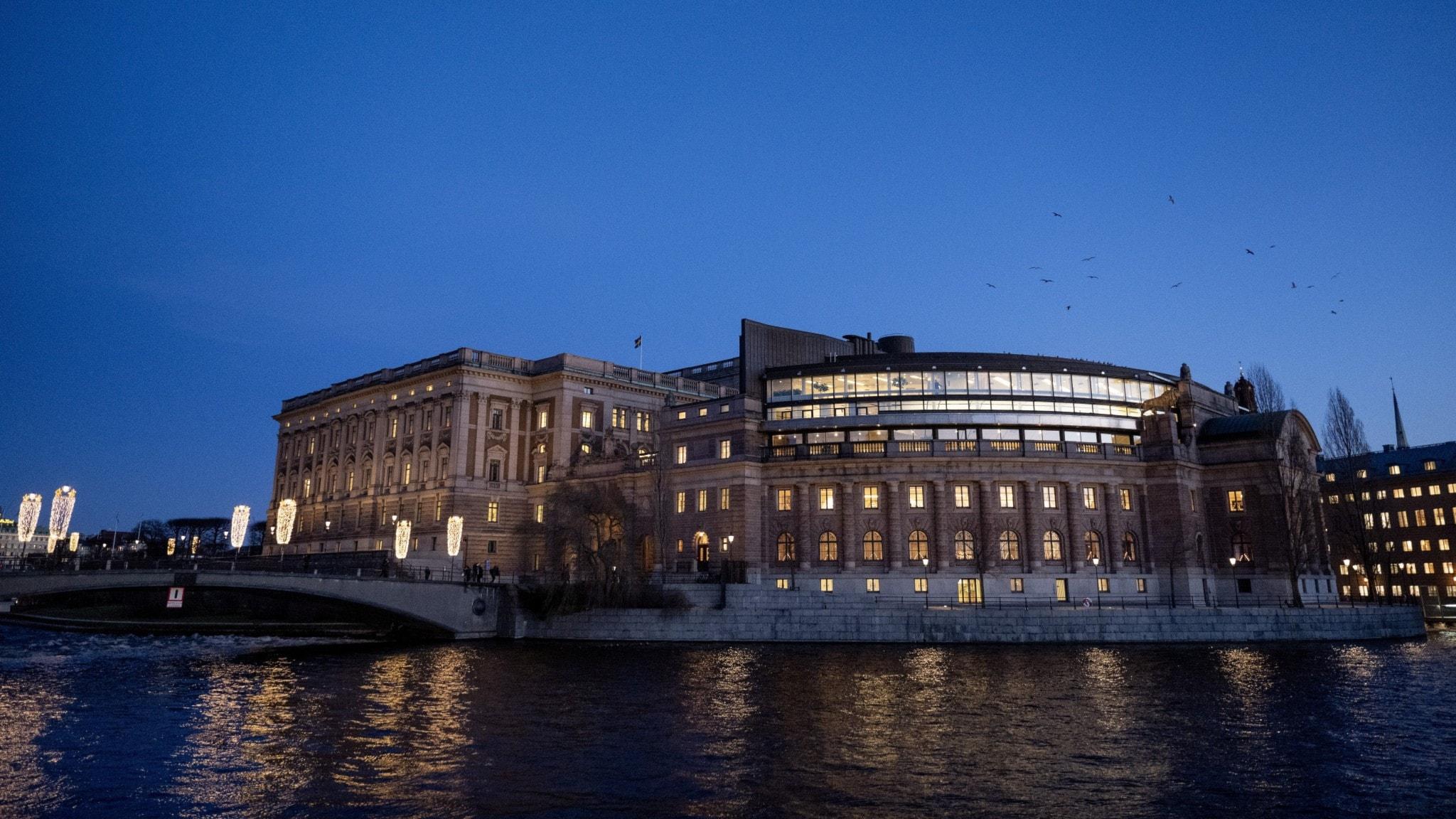 Uppgifter: Riksdagen kan kallas in på helger innan valet - Ekot