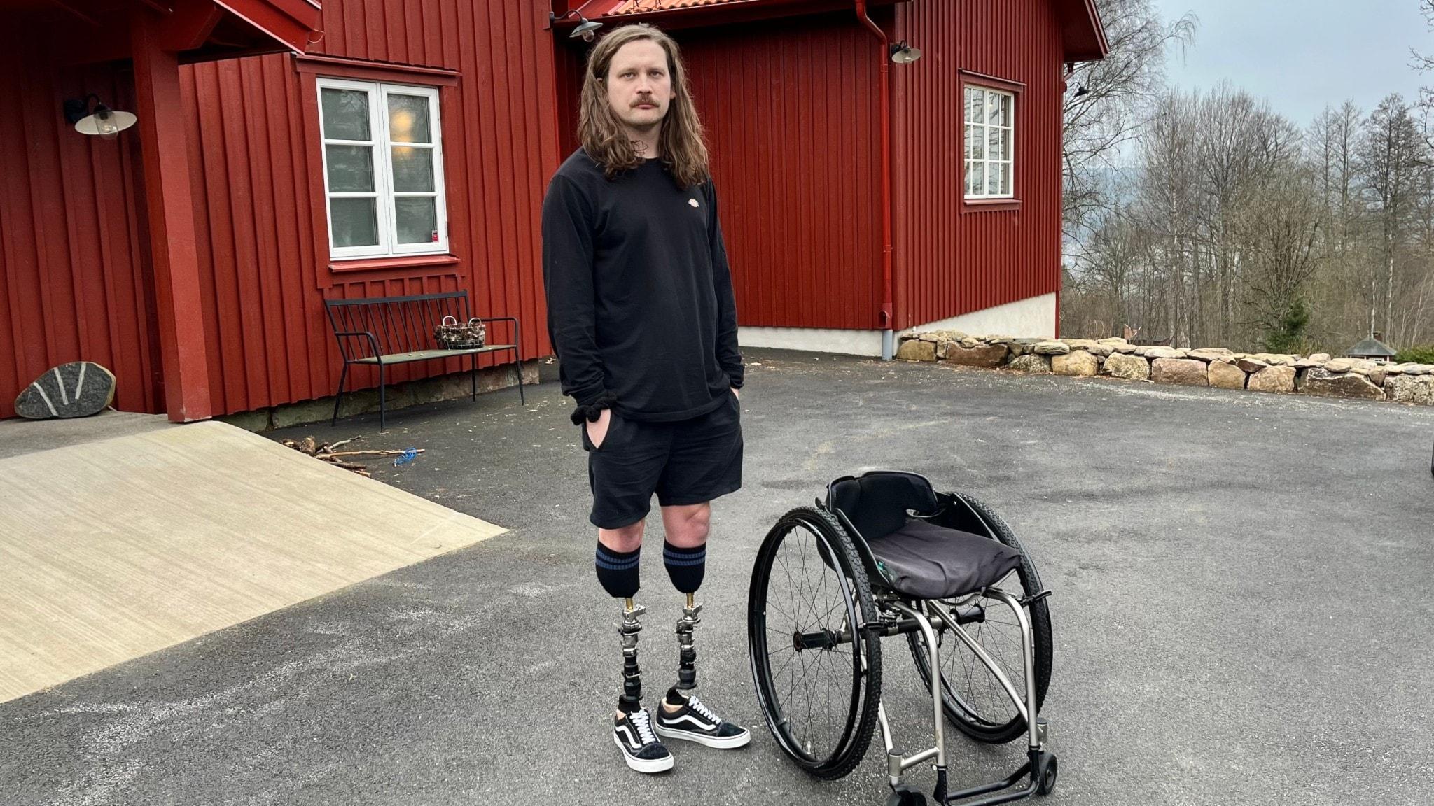 Amputerade Alexander nekas elrullstol – trots tumörer i händerna