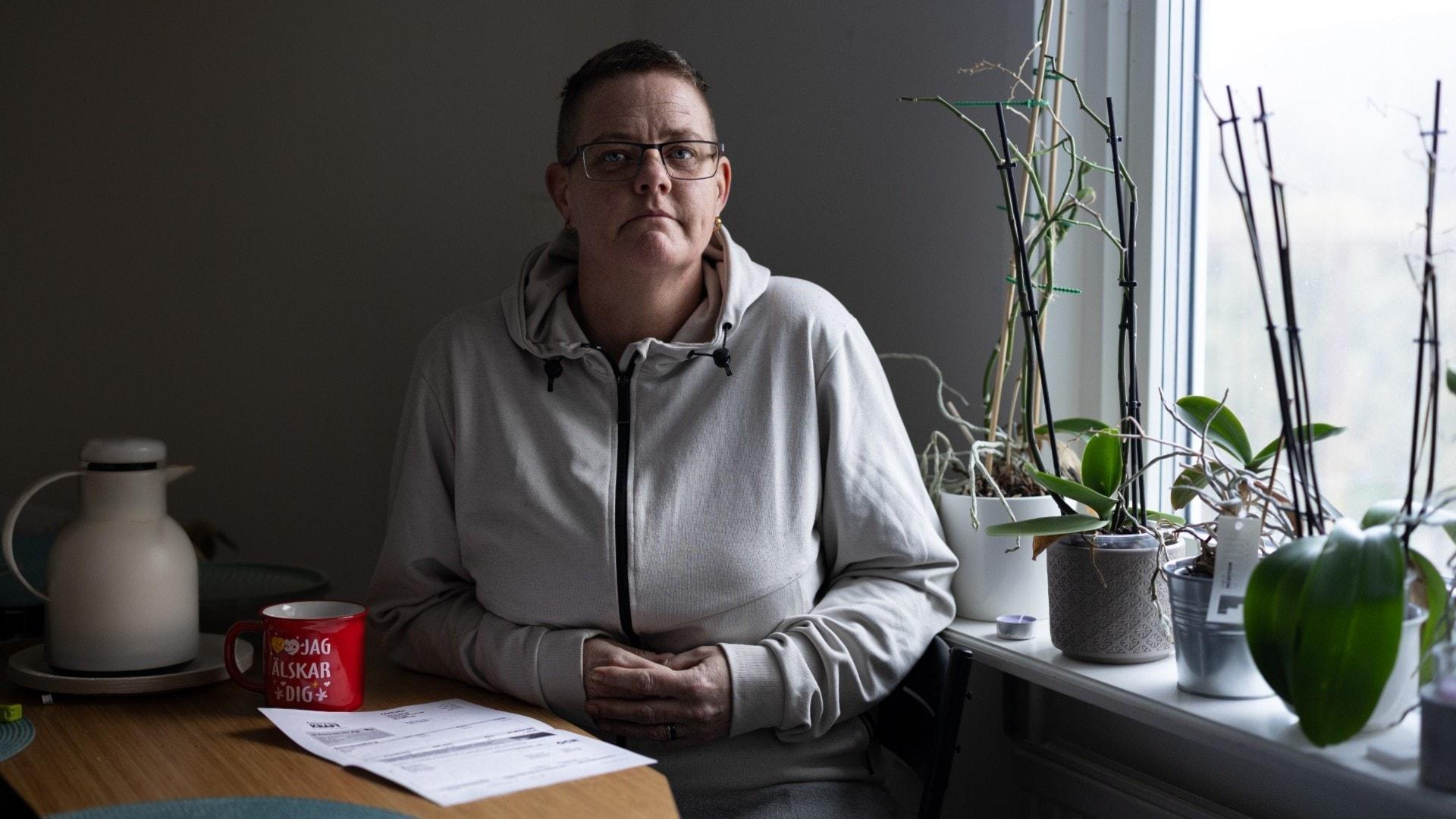 Sara bor i kallt och mörkt hus – fruktar varje elräkning - P4 Malmöhus